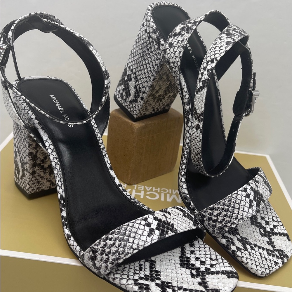 Michael Kors MERRIAM BLOCK HEEL
LEATHER
40S5MMHS1E Aluminum High Heels Snakeskin - Picture 6 of 16
